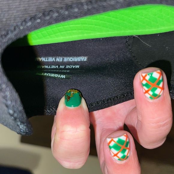 Black size 10 OOFOS slip on - Picture 7 of 8